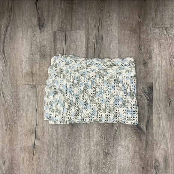 Vintage Granny-made Crocheted Baby Blanket/Afghan with Scalloped Edge - Picture 2 of 4